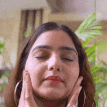 Chehare Pe Massage Karna Varsha GIF - Chehare Pe Massage Karna Varsha Pyari Varsha GIFs
