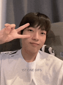 Cute Pose GIF - Cute Pose 1st One Jayson Peace Sign GIFs