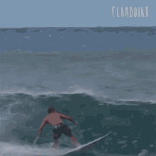 Levando Com A Prancha De Surf Na Cara Flamboiar GIF - Levando Com A Prancha De Surf Na Cara Flamboiar Surfista Caindo GIFs