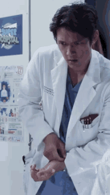 Dr Benson Dr Benson Blue Kwan GIF - Dr Benson Dr Benson Blue Kwan Dr Benson Kwan GIFs