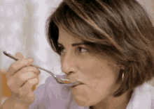 Gloria Pires Brazilian Actress GIF - Gloria Pires Brazilian Actress Eating GIFs