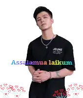 a man wearing a black shirt that says jeune on the front