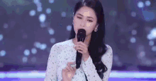 Rừng Láxanh Singing GIF - Rừng Láxanh Singing On Stage GIFs
