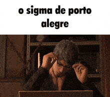 a man wearing glasses is sitting in front of a laptop with the words " o sigma de porto alegre " above him