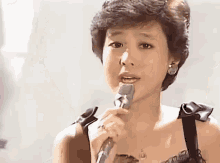 若い松田聖子がチェリーブラッサムを歌う 昭和 GIF - Matsuda Seiko GIFs