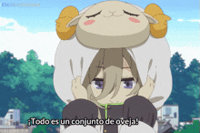 a girl with a sheep on her head and the words todo es un conjunto de oveja on the bottom