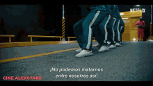 a netflix ad shows a man in a red suit and says no podemos matarnos entre nosotros as