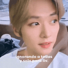 a close up of a person 's face with the words ignorando a todas y solo para liv on the bottom