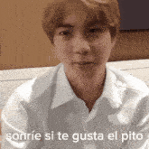 a man in a white shirt is smiling with the words sonrie si te gusta el pito above him