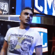 a man wearing a shirt that says anonimo porfa on it