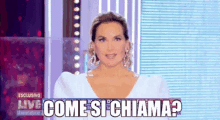 a woman is standing in front of a sign that says live come si chiama ?