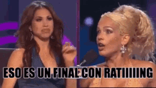 two women are sitting in front of a microphone with the words eso es un final con ratiiiing written on the bottom