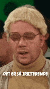 a man wearing glasses and a wig has the words det er sa irriterende above his head