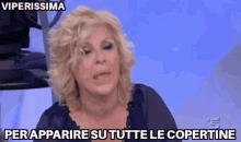 a woman says viperissima per apparire su tutte le copertine on a blue background