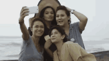Selfie Di Pantai Aadc GIF - Friends Selfie GIFs