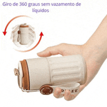 a person is holding a coffee mug that says giro de 360 graus sem vazamento de liquidos