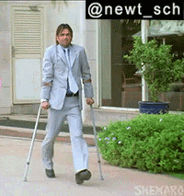 Deewane Huye Paagal Sunil Shetty Langda GIF - Deewane Huye Paagal Sunil Shetty Langda Walk GIFs