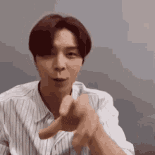 Johnny Suh Nct GIF - Johnny Suh Nct Explaining GIFs