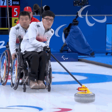 Pushing The Curling Stone Wheelchair Curling GIF - Pushing The Curling Stone Wheelchair Curling Go Seungnam GIFs