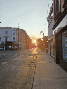 a street with a sign that says dng above it