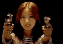 이달의소녀 하슬 총 권총 빵야 손들어 체포한다 사랑의총알 무기 GIF - Loona Haseul Kpop GIFs