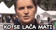 a man is standing in front of a crowd with the words ko se laca mati written above him