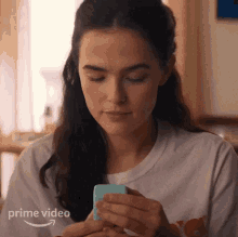 Opening A Box Zoey Deutch GIF - Opening A Box Zoey Deutch Something From Tiffanys GIFs
