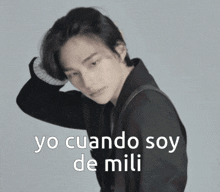 a black and white photo of a man with the words yo cuando soy de mili
