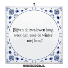 a blue and white tile that says blijven de zwaluwen lang wees dan voor de winter niet bang