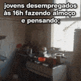 a picture of a kitchen with the words jovens desempregados at the top