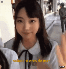 a girl says " saluda si eres de mar " in a video
