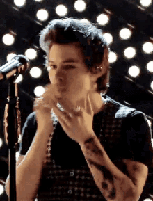 Harry Styles One Direction GIF - Harry Styles One Direction Blow Kiss GIFs