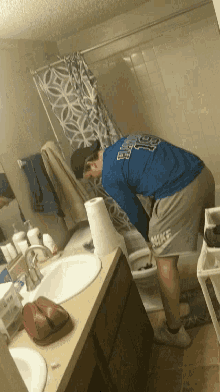 Grandma Ling Cleaning Toilet GIF - Grandma Ling Cleaning Toilet Household GIFs