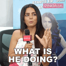 What Is He Doing Ruhi Chaturvedi GIF - What Is He Doing Ruhi Chaturvedi Pinkvilla GIFs