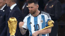 Messi Beijando A Taça GIF