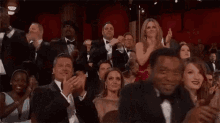 Oscars, đứnglênvỗtay, Vỗtay, Hoanhô, đồngý, Tuyệtvời GIF - Oscars Standing Ovation Clap GIFs