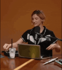 Thumbs Up Glass Cannon GIF - Thumbs Up Glass Cannon Glass Cannon Podcast GIFs