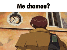 a cartoon of a man standing in front of a clock that says me chamou on it