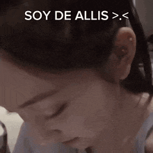a close up of a person 's face with the words soy de allis above it