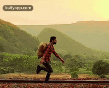 Catching Train.Gif GIF - Catching Train Arjuna Phalguna Sree Vishnu GIFs