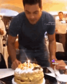 Carlos Rivera Cumpleaños Pastel Velas Soplar Blow GIF - Carlos Rivera Cumpleaños Pastel Velas Soplar Blow Cake GIFs