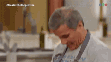 Quitarse El Delantal Héctor Enrique GIF - Quitarse El Delantal Héctor Enrique Master Chef Argentina GIFs