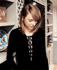 Taylor Swift Middle Finger GIF - Taylor Swift Middle Finger Fuck GIFs