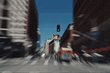 a blurry picture of a city street with a red light on
