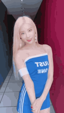 a woman in a blue dress with t2ui written on it