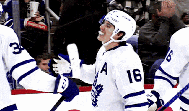 Matthews' 2nd straight hat trick propels Maple Leafs past Wild