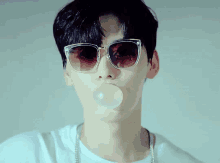 황민현 워너원 풍선껌 껌 GIF