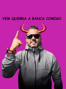 a man with devil horns on his head and the words vem quebra a banca comigo behind him