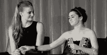 maisie williams sophie turner mophie hold hands