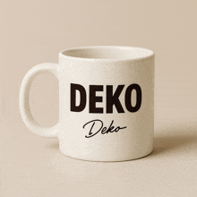 a coffee mug that says deko deko on it